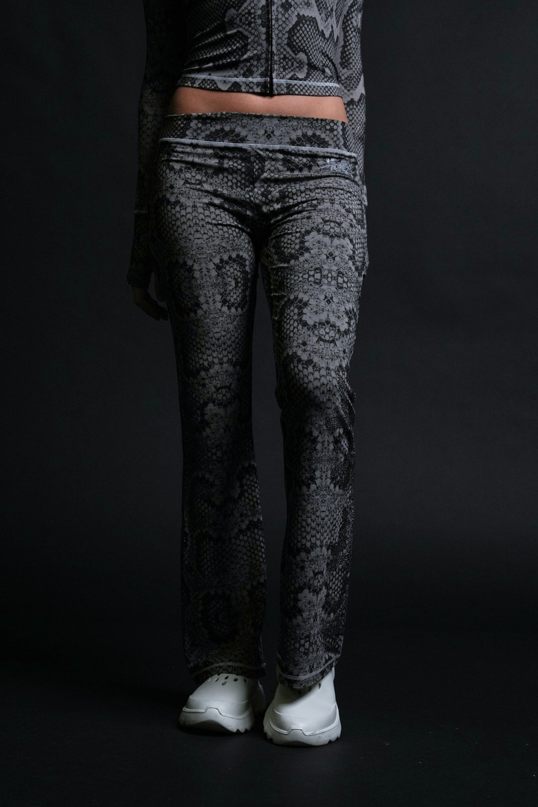 Serpent's Kiss Pookie Leggings in Tonal Black