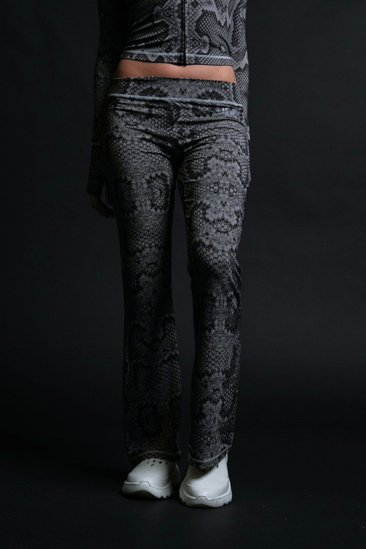 Serpent's Kiss Pookie Leggings in Tonal Black