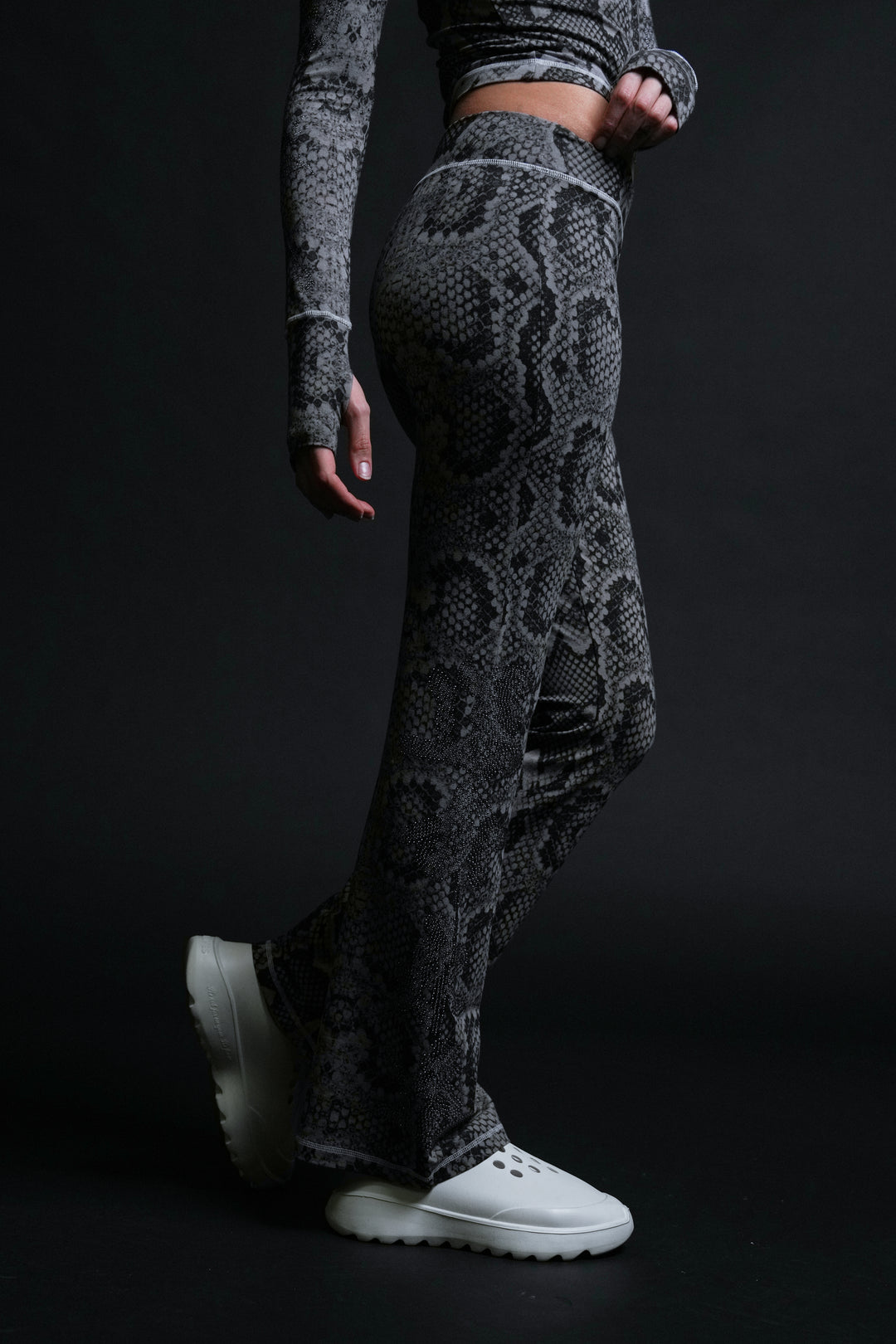 Serpent's Kiss Pookie Leggings in Tonal Black