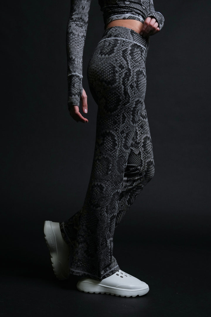 Serpent's Kiss Pookie Leggings in Tonal Black