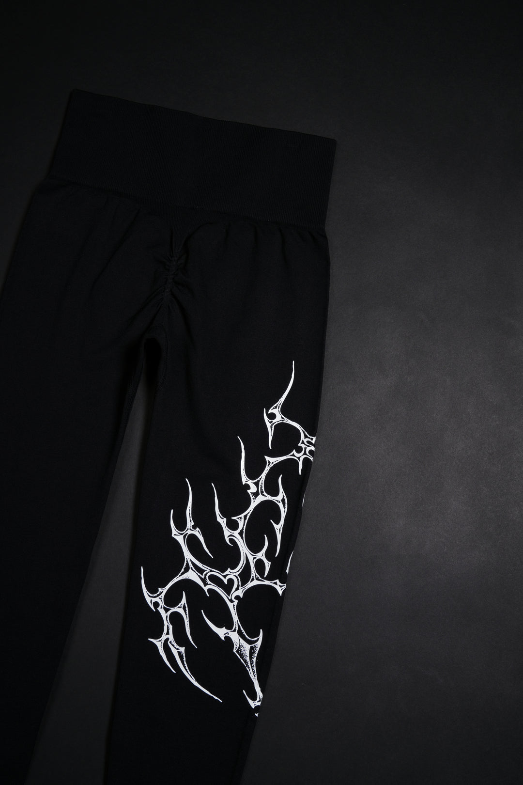 Midnight Veins Kelly Seamless Scrunch Leggings in Black