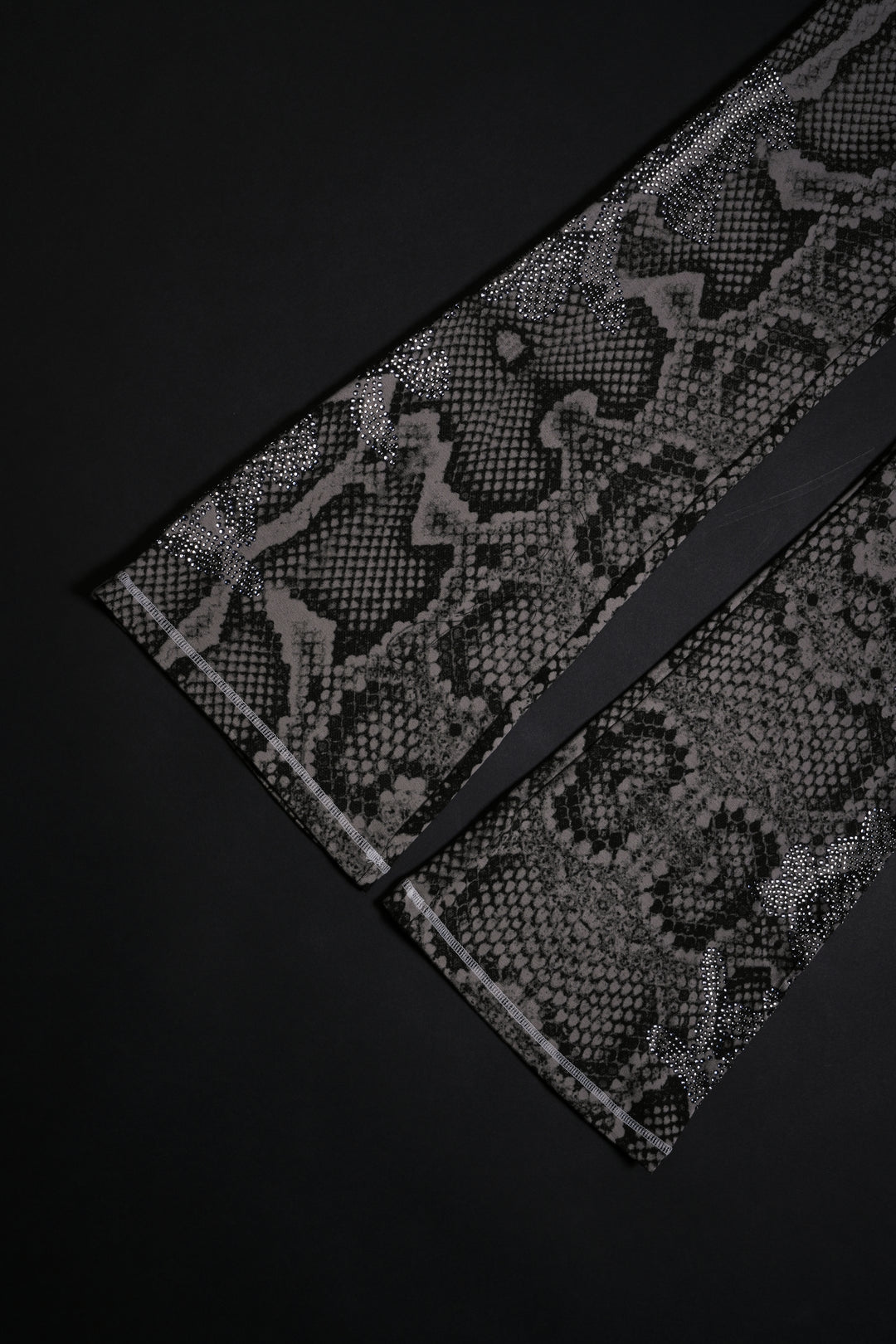 Serpent's Kiss Pookie Leggings in Tonal Black