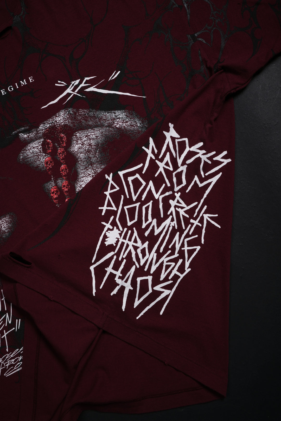Hold faith Rosary Everyday Basic Tee in Oxblood