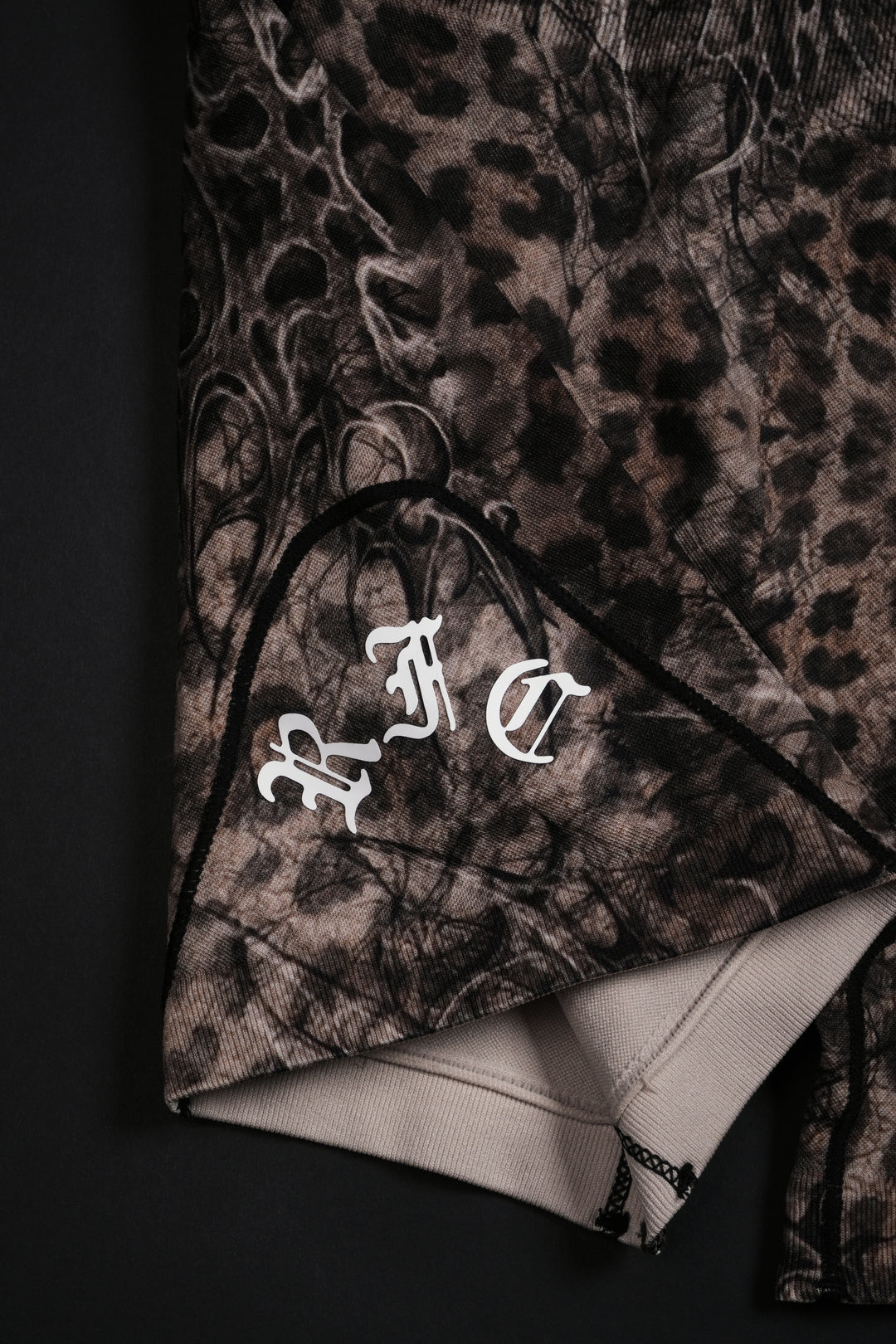 Infected Kelly Seamless Shorts in Cyber Leopard